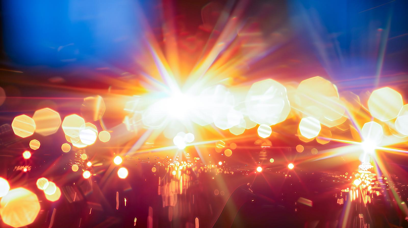 オレンジとブルーに輝く光とボケが交差するレンズフレアエフェクト