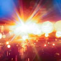 レンズフレアと煌めく光が交差するキラキラ輝くエフェクトの写真