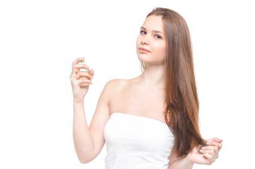 香水をつける女性（美容・エステ）