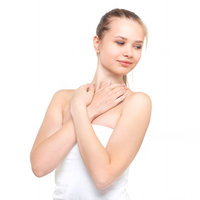 腕をクロスさせたスリムな外国人女性のスキンケアの写真