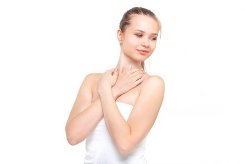 腕をクロスさせたスリムな外国人女性のスキンケア