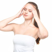 両手を顔肌に当てて目を瞑るロシア人美容女性の写真