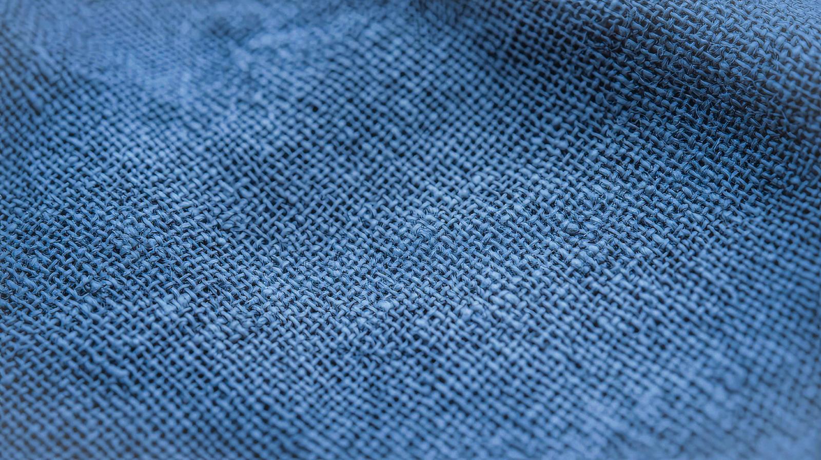 藍色の織り目が細かい綿麻混紡布のテクスチャー