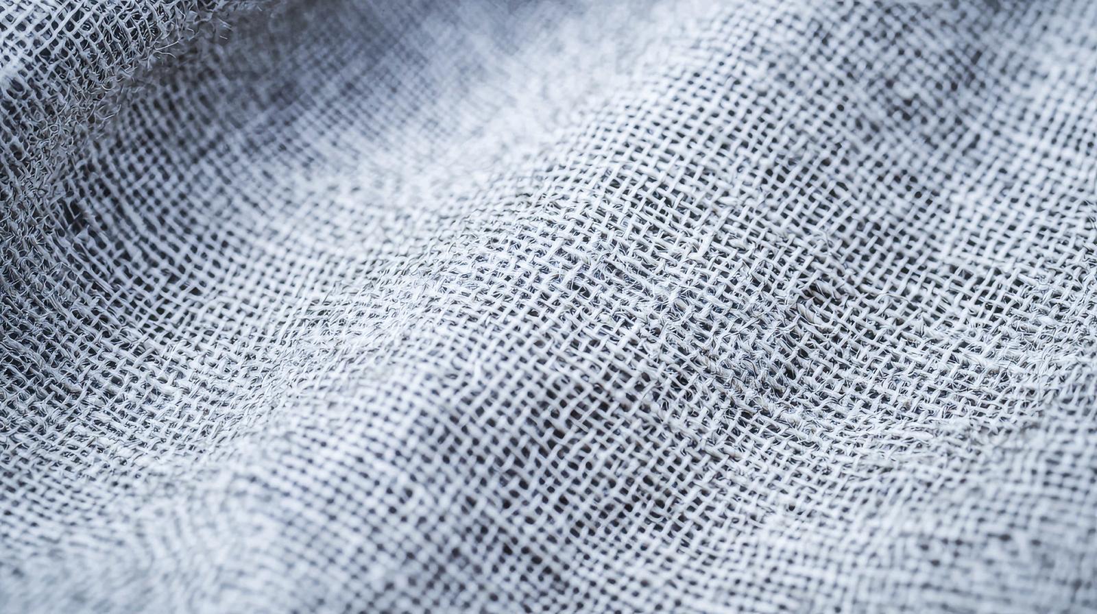 淡色の麻布を接近撮影した繊細な織目のクローズアップ