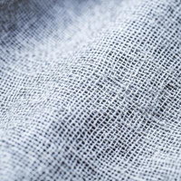 淡色麻布の優しい風合いと繊細な織目のディテールの写真