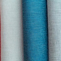 赤・グレー・青の異なる色合いの布地サンプルの写真