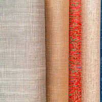 カラフルに並ぶ織り布地のテクスチャーサンプルの写真