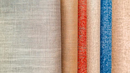 カラフルに並ぶ織り布地のテクスチャーサンプル