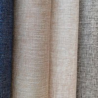 ブルーからベージュまで6色の布地を重ねたテキスタイル見本の写真