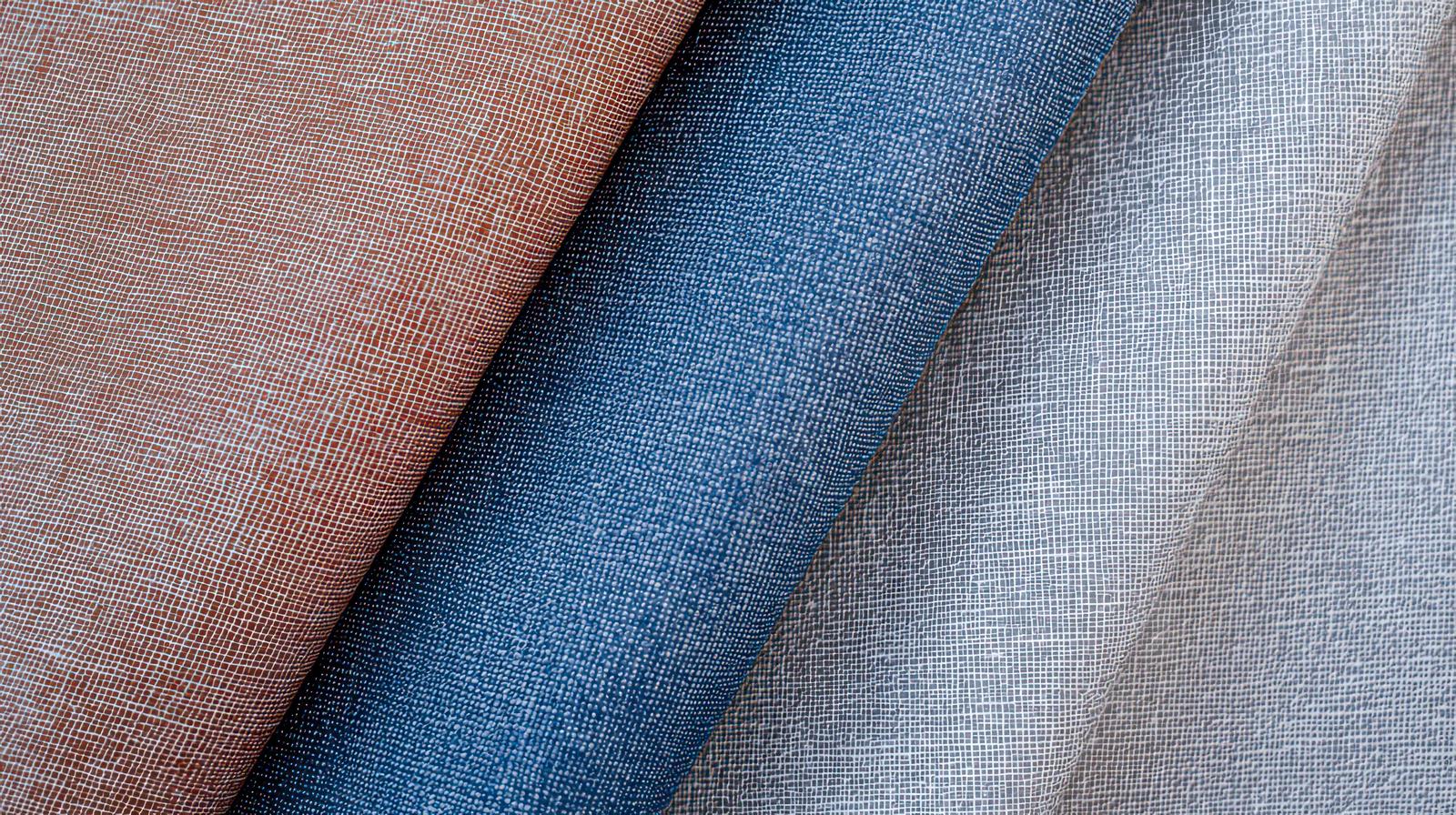 リネン調の布地3色がロール状に重なった画像