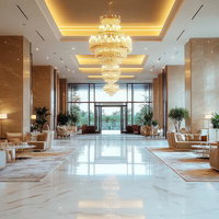 豪華なシャンデリアが輝く高級ホテルのロビーラウンジの写真