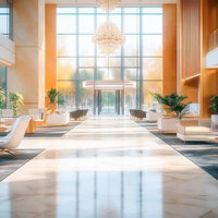 高級なホテルのエントランスホール、シャンデリアと自然光が映える空間の写真