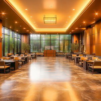 ウッド調の装飾が映えるラグジュアリーホテルのエントランスロビーの写真