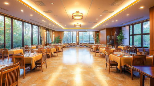 整然と整えられたテーブルとレストラン