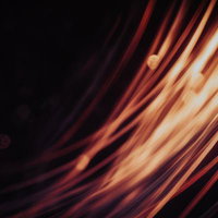 暗闇の中で流れる光ファイバーのような細い光線の写真