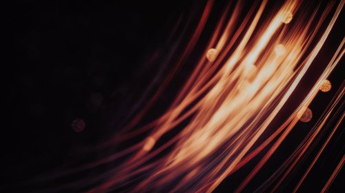 暗闇の中で流れる光ファイバーのような細い光線