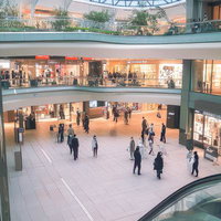 広々とした商業施設の空間と行き交う人々の写真