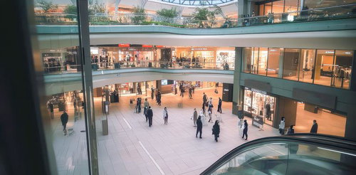 広々とした商業施設の空間と行き交う人々