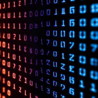 電脳感あるバイナリーコード表示モニターと光のボケの写真