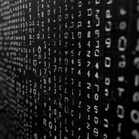 デジタル暗号化システム風のコードとバイナリ数字の配列の写真