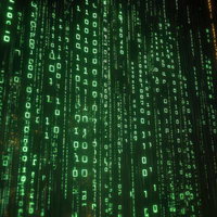 緑とオレンジの二進法コードが流れ落ちるデジタルマトリックス背景の写真