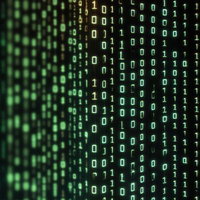 緑色に光るバイナリコードが縦流れするマトリックス風デジタル画面の写真