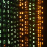 デジタルデータの文字列が縦に羅列されたモニターの写真