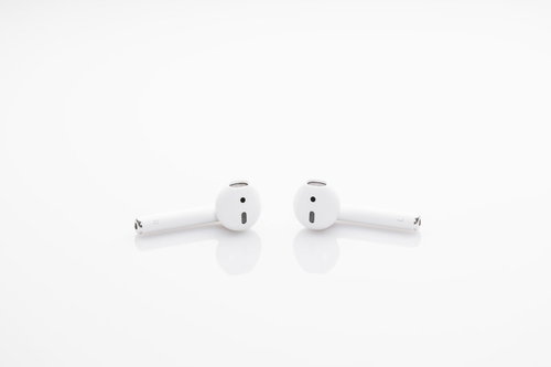 白いワイヤレスイヤホンと充電ケースのセット