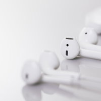 白いワイヤレスイヤホンと有線型イヤホンの比較の写真