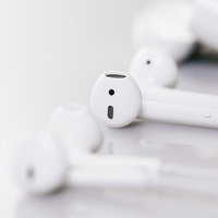 イヤホンジャックがなくなりスッキリしたワイヤレスイヤホンの写真