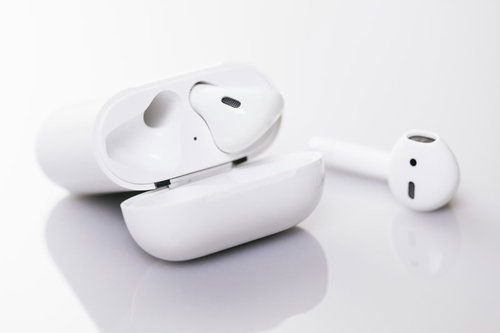 白いケースにいれて充電中のワイヤレスイヤホン