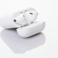 充電ケースから取り出したワイヤレスイヤホンの写真