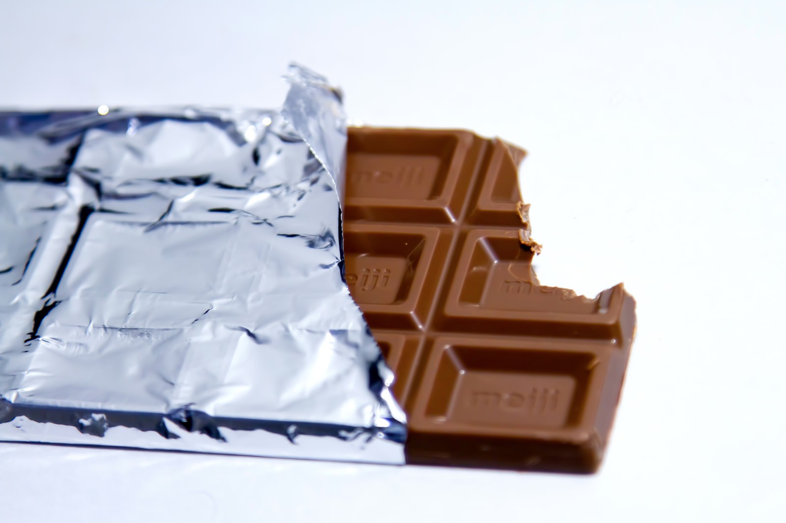 かじられた板チョコレート