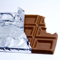 右端がかじられた歯形ついた板チョコの写真