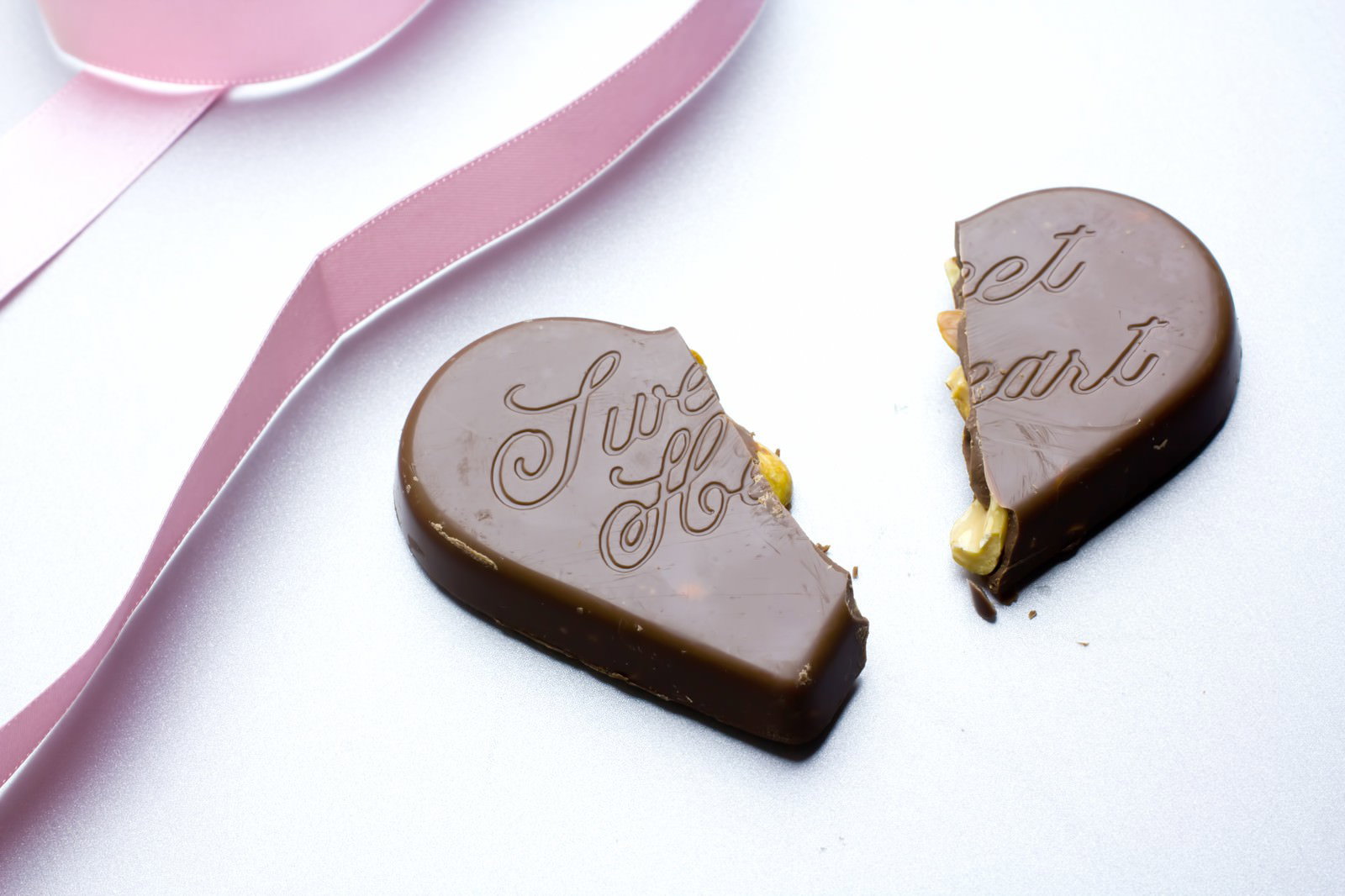 リボンが添えられた割れたハートチョコ