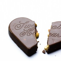 Sweet Heartの文字が彫られた二つに割れたハートのチョコレートの写真