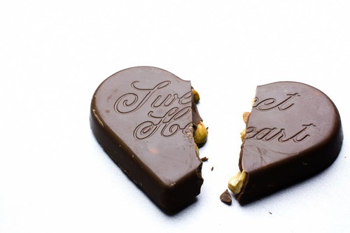 Sweet Heartの文字が彫られた二つに割れたハートのチョコレート