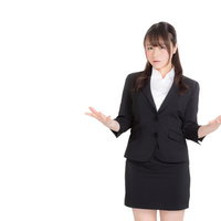 休みが取れないリクスー女子が両手を広げて不満を訴えるの写真