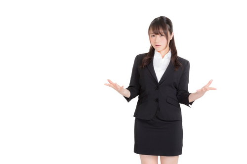 休みが取れないリクスー女子が両手を広げて不満を訴える