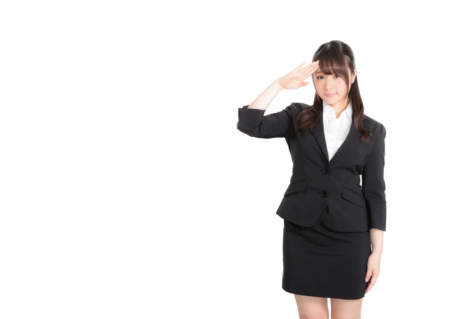 黒スーツで敬礼しながら笑顔を見せる女性［モデル：茜さや］