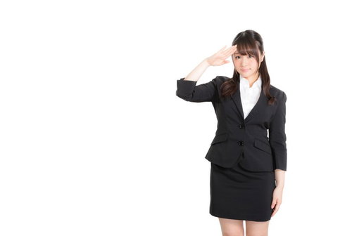 上司の指示に敬礼で笑顔に応えるリクスー女子