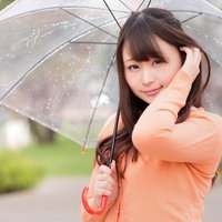 雨の中で髪をかきあげる、ジメジメ湿気でもキレイをキープする女性の写真