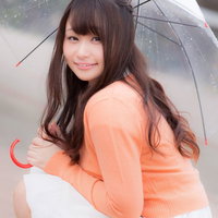 傘をさす笑顔の女性のポートレートの写真