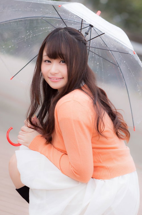 傘をさす笑顔の女性のポートレート