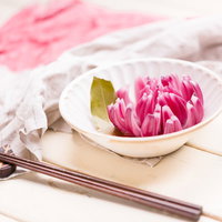 赤玉ねぎのピクルスを白い器に盛り付けた料理の写真