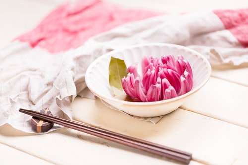 赤玉ねぎのピクルスを白い器に盛り付けた料理