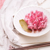 16等分にカットして花のようなたまねぎのピクルスの写真