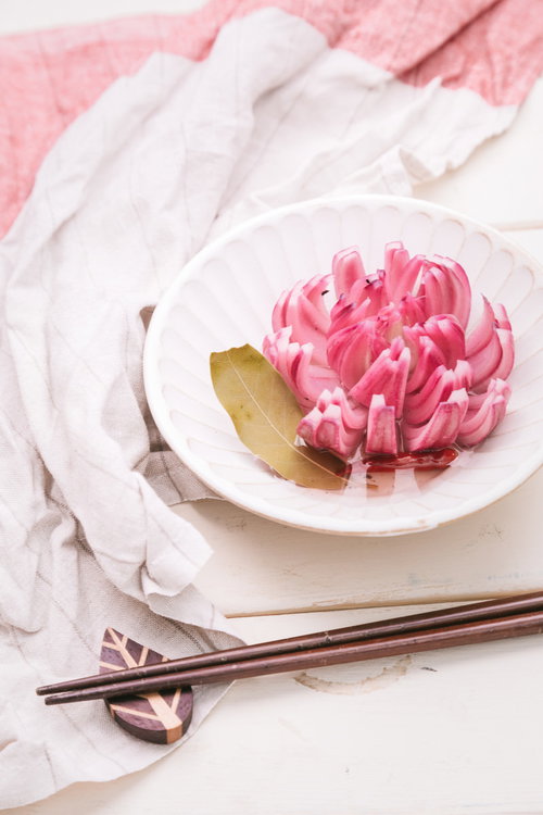 16等分にカットして花のようなたまねぎのピクルス