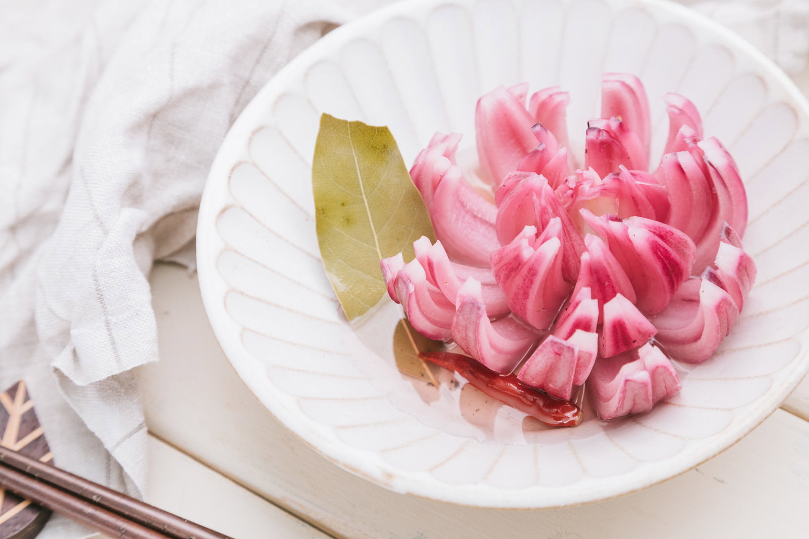 焼きじゃがいもを並べた白い皿