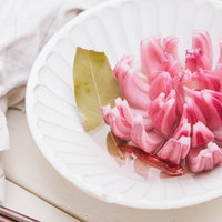 焼きじゃがいものプレートの写真
